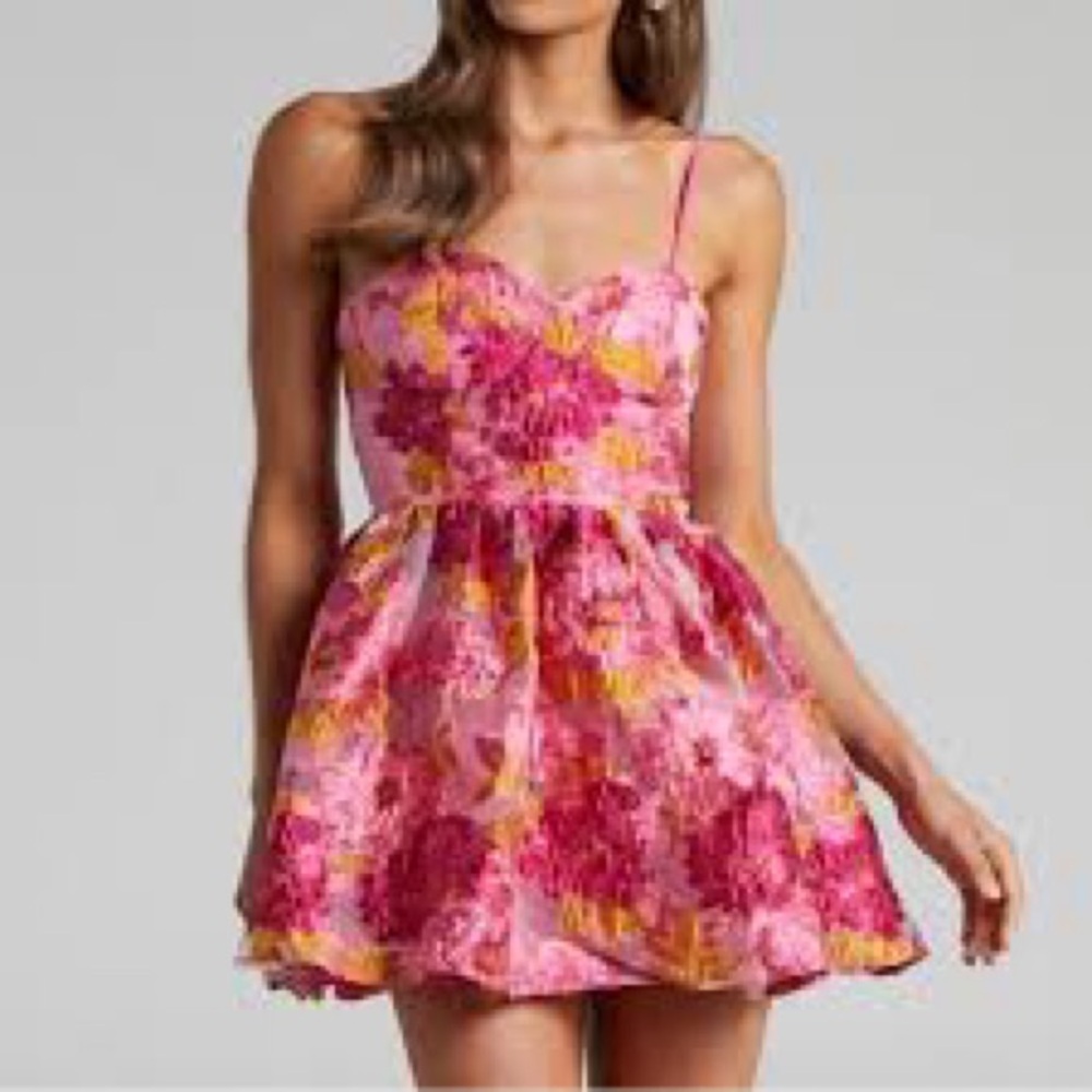 Showpo Brailey floral dress size 8 BEAND NEW WITH TAG homecoming wedding Prom